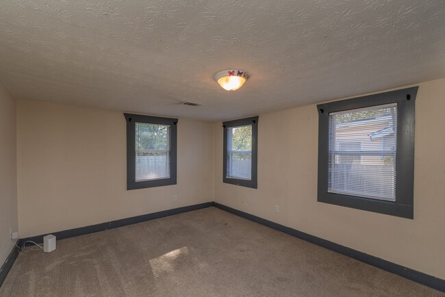 Building Photo - $1,150 - 3 bed/1 bath house for rent in Ha...