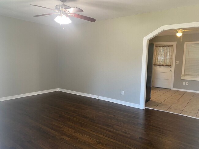 Building Photo - 402 McCarty St
