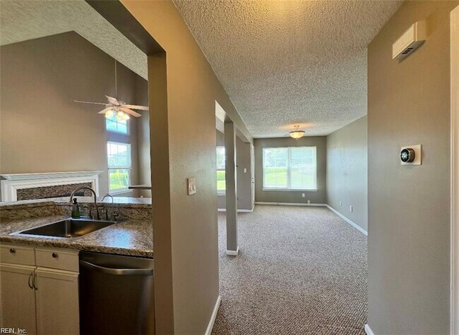 Building Photo - 4044 Laurel Green Cir
