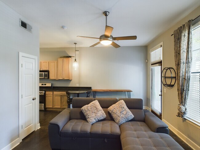 Building Photo - 1602 Elgin St