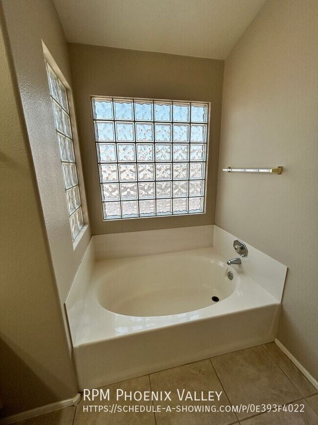 Building Photo - 8239 W Voltaire Ave