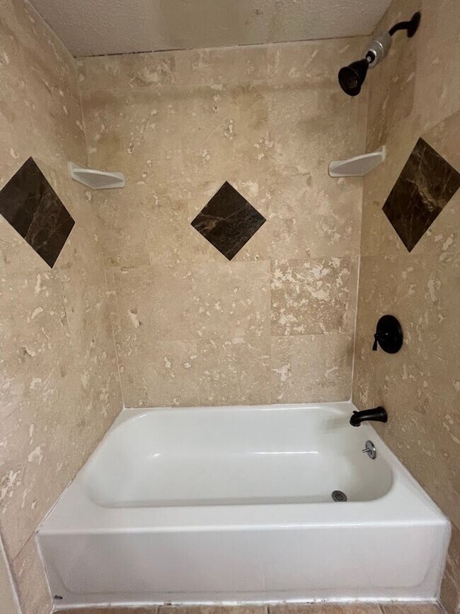 Building Photo - K225 - Croix #121