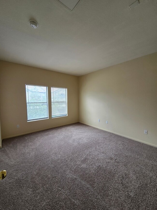 Building Photo - A Charming 3 Bedroom upstairs unit in NW L...