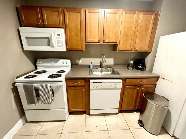 Building Photo - 905 Buena Vista Dr