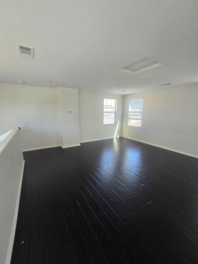 Building Photo - Large 3 Bed 2.5 Bath