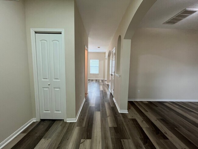 Building Photo - 20702 Settlers Lake Cir N