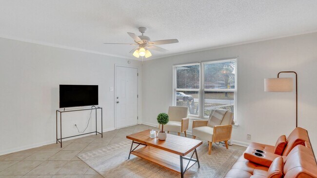 Building Photo - Beautifully renovated Move-in Ready 2bed 1...