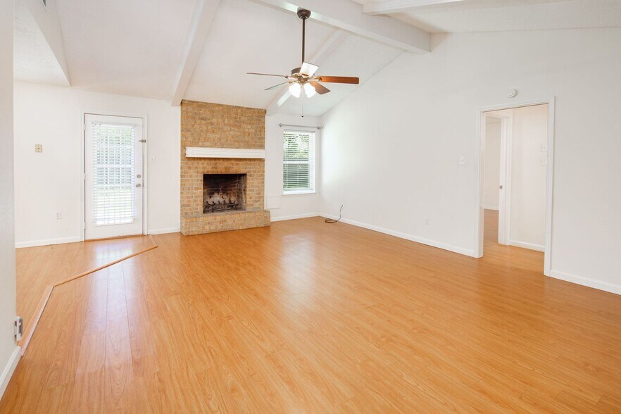 Building Photo - AUGUST PRE-LEASE!  Spacious 3 Bedroom 2 Bathroom House on Corner Lot