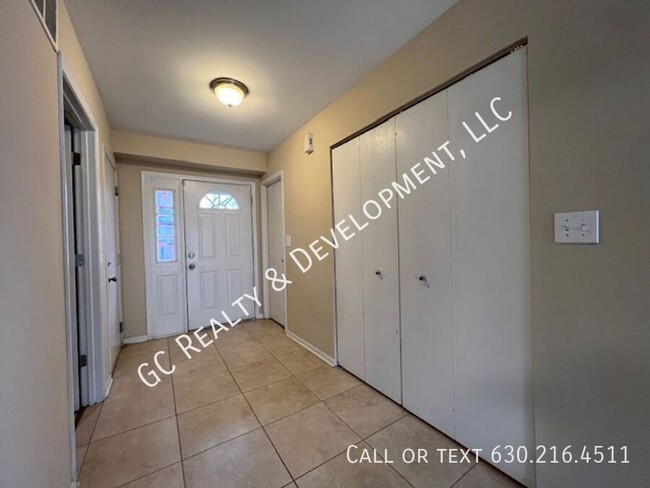 Building Photo - ** 3 BEDROOM / 2.5 BATH / END UNIT / SS AP...