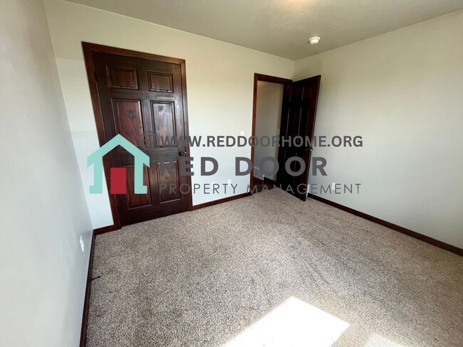 Building Photo - Modern Country Living Just Minutes from Town!
