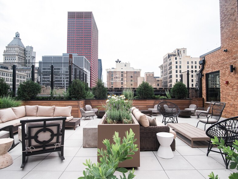 Building Photo - 87 E Adams St