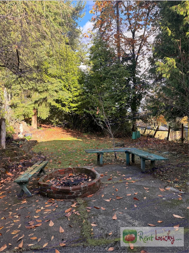 Building Photo - Free December Rent! Upper Unit 2BR/2BA Home in Maple Leaf – Amazing Finished Attic + Driveway Par...