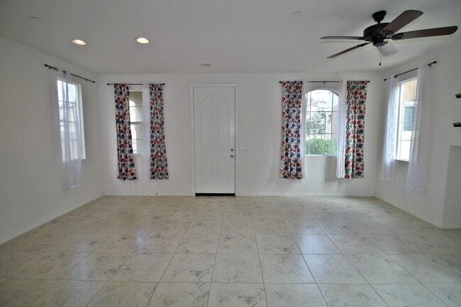 Building Photo - Oxnard | 3 bed + 2.5 bath single-family ho...