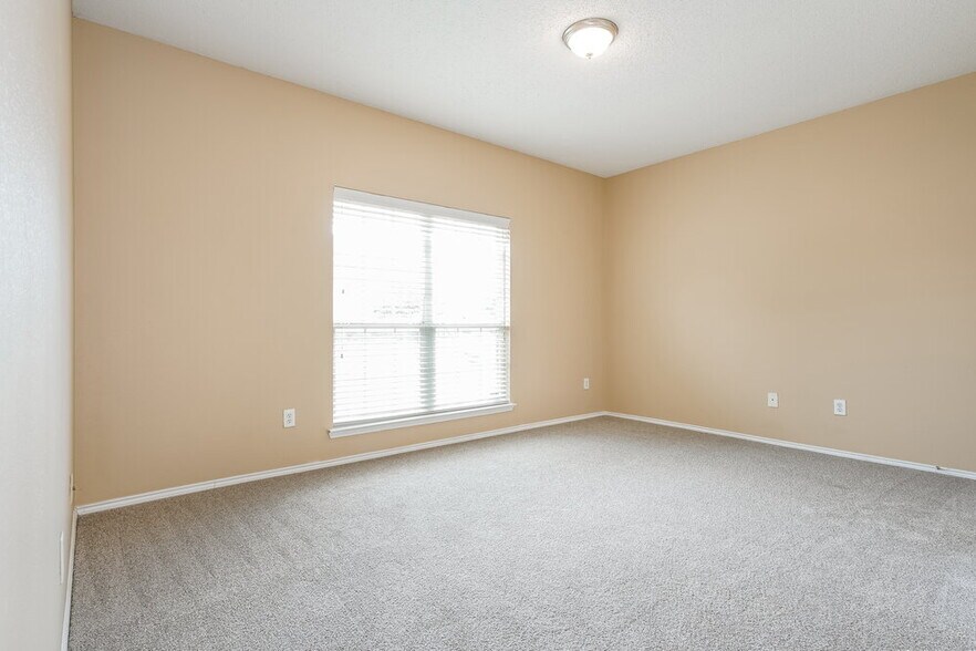 Building Photo - 705 Pine Hollow Dr