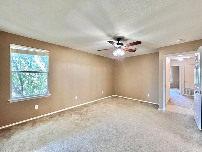 Building Photo - Nice 3BR/2.5BA Two-Story Home with 3-Car G...