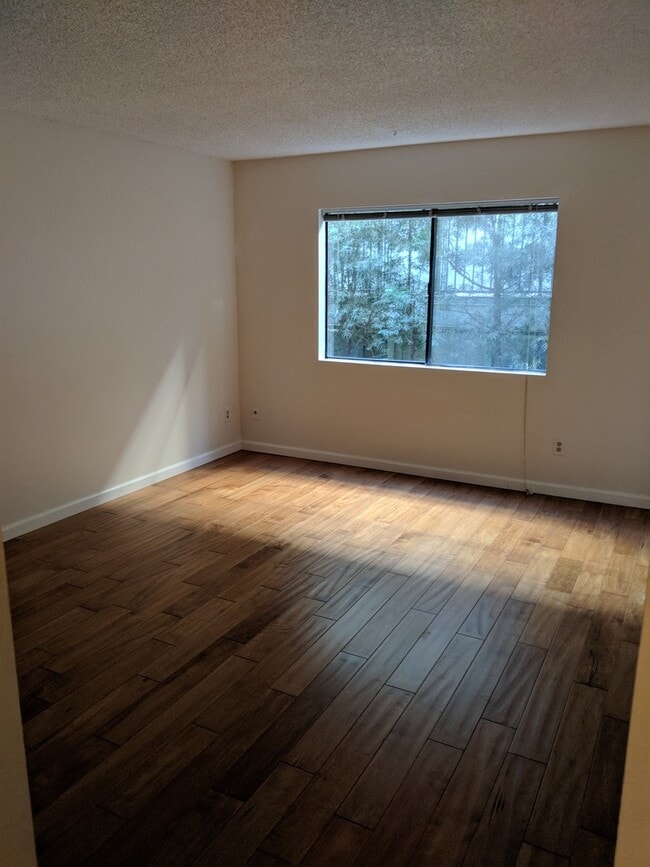 Building Photo - Great Condo in WeHo for Rent