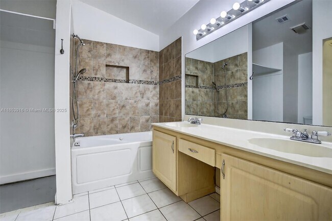 Building Photo - 581 Lakeside Cir