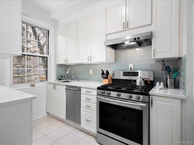 Building Photo - 14 N Chatsworth Ave