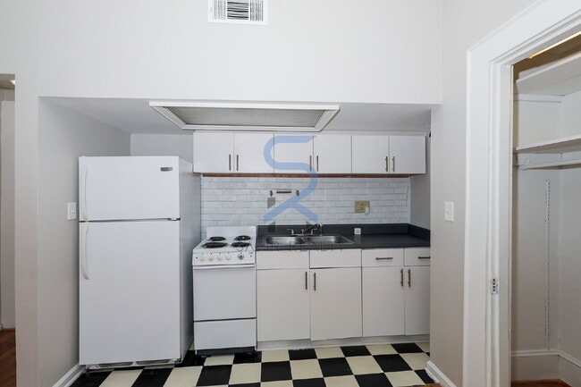 Building Photo - 920 Greenwood Ave NE