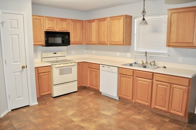 Building Photo - 229 Lancelot Dr