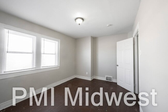 Building Photo - "Charming 3-Bed Duplex on Guilford Ave - A Cozy 1100 Sq Ft Retreat in Indianapolis!"
