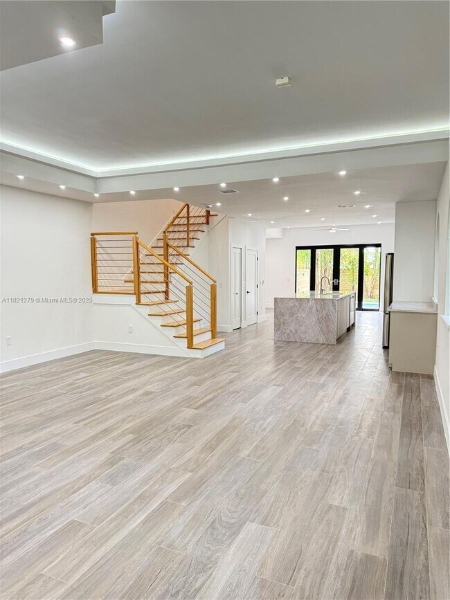 Building Photo - 2921 SW 30th Ct