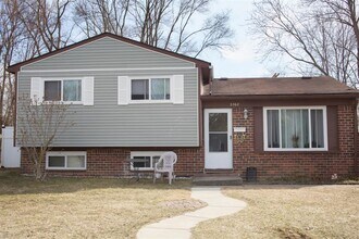 Building Photo - 2368 Pineridge Ct