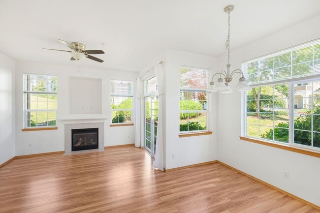 Building Photo - Ground Level Upgraded 2 Bedroom in Sterling Square!