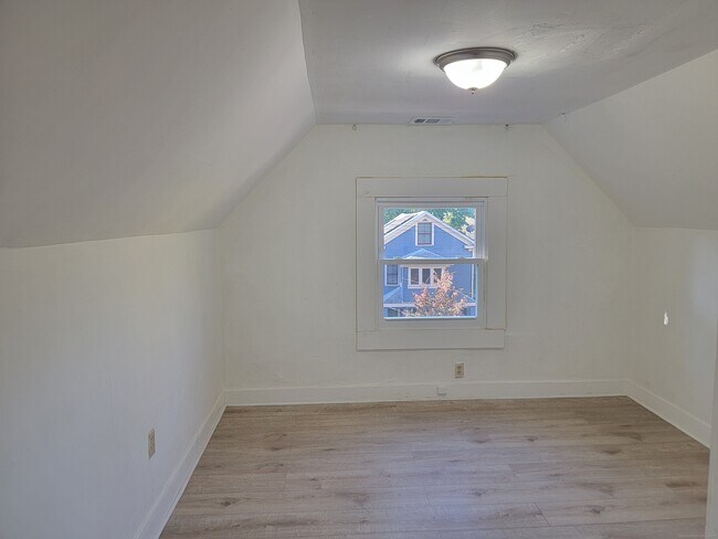 Building Photo - 27 Lilac St