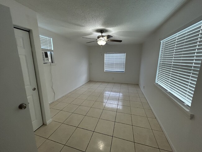 Building Photo - "Charming 3-Bedroom Home in St. Petersburg with Spacious 1,199 Sq Ft Layout!"