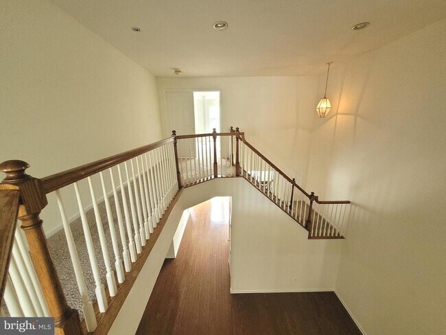 Building Photo - 35 Tudor Ct
