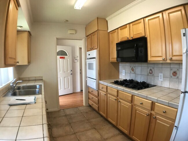 Building Photo - BEAUTIFUL WOOD FLOORS IN THIS 5 BED 2 BATHROOM HOUSE- LARGE DOGS OK