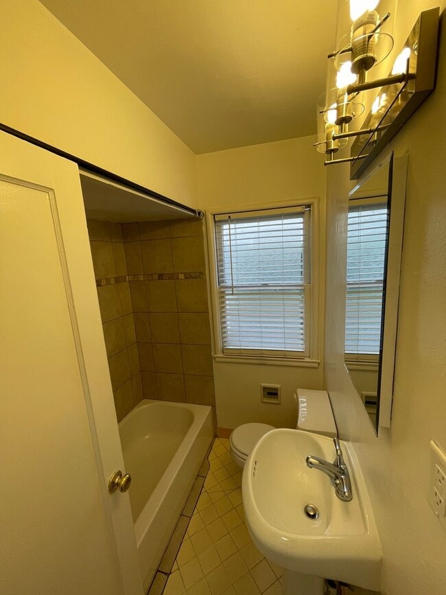 Building Photo - Charming Land Park 2/1 Apartment