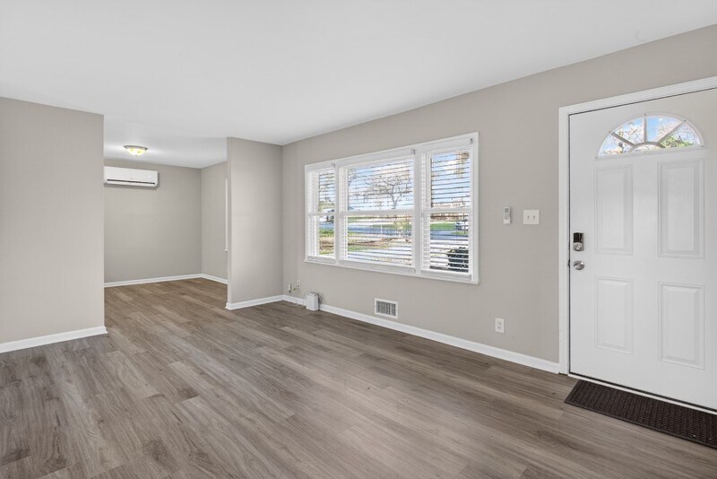 Building Photo - 586 Oakside Dr SW