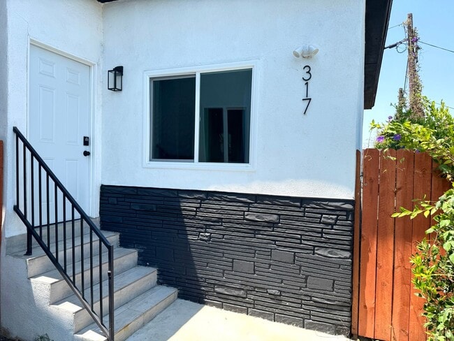 Building Photo - 1 MONTH FREE! 4 Bed 2 Bath in Echo Park with Back Patio