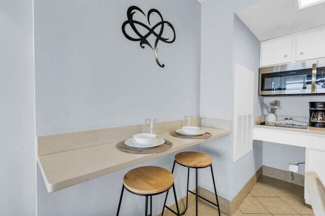 Building Photo - 647 N Creekside Dr