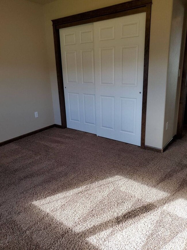 Building Photo - Lovely newer 3 bedroom 2 bath home for ren...