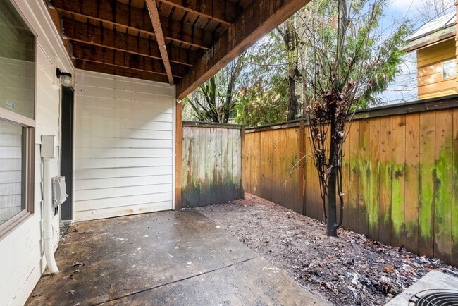 Building Photo - 3BR/2.5 Bath Townhome