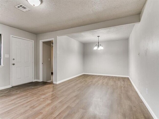 Building Photo - Super 4 Bed 1.5 Bath in the South Gate Addn in Moore, OK