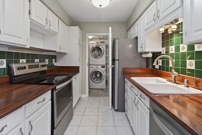 Building Photo - Stunning Condo With Exclusive Bay Views!