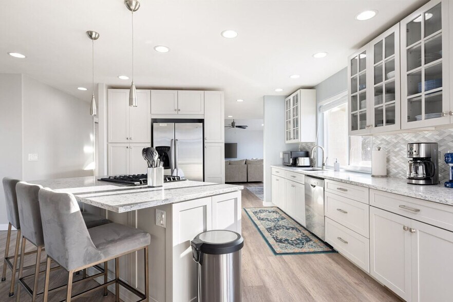 Building Photo - 734 La Fiesta St