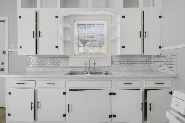 Building Photo - 702 Grape St