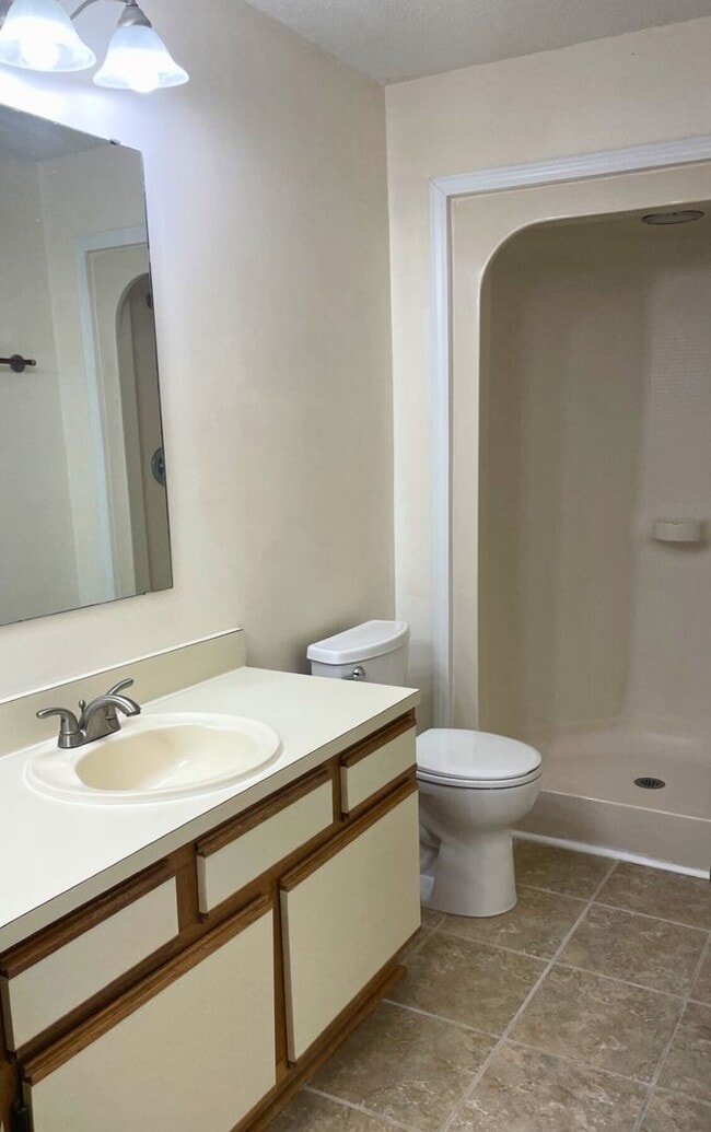 Building Photo - Prime Location , Pool and Grass cutting included!!!