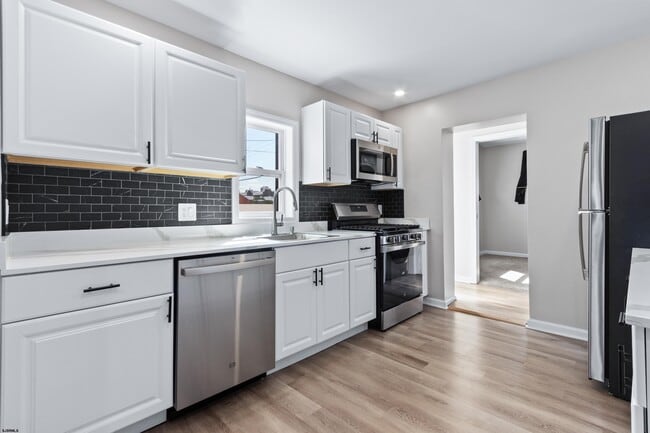 Building Photo - 203 E Plaza Pl