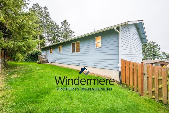 Building Photo - 3 bedroom 2.5 bath Two Story Home with a View! *Short lease only*