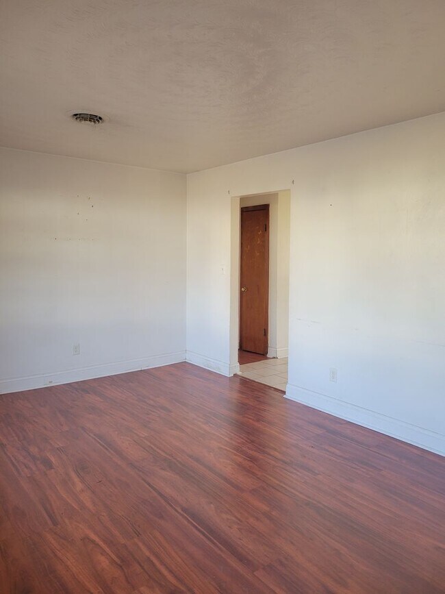 Building Photo - 205 Kelly Dr