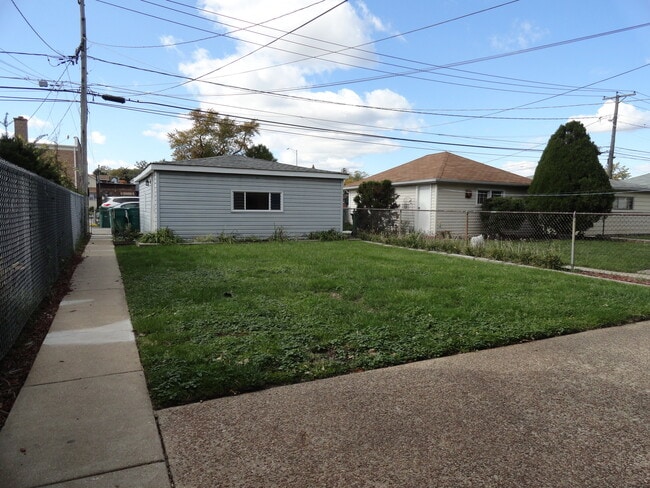 Building Photo - 1410 Maple Ave