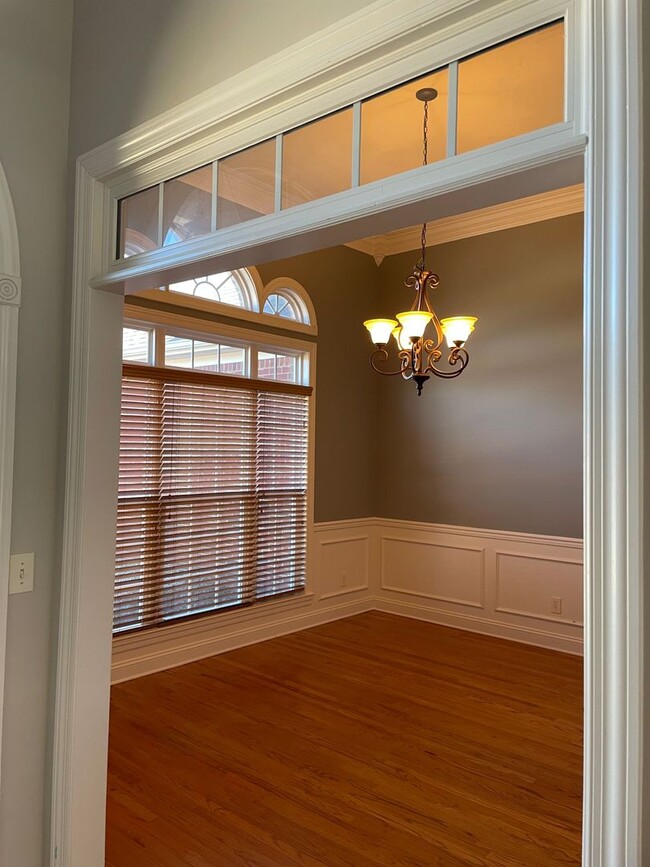 Building Photo - Large Home in Bishop Farms