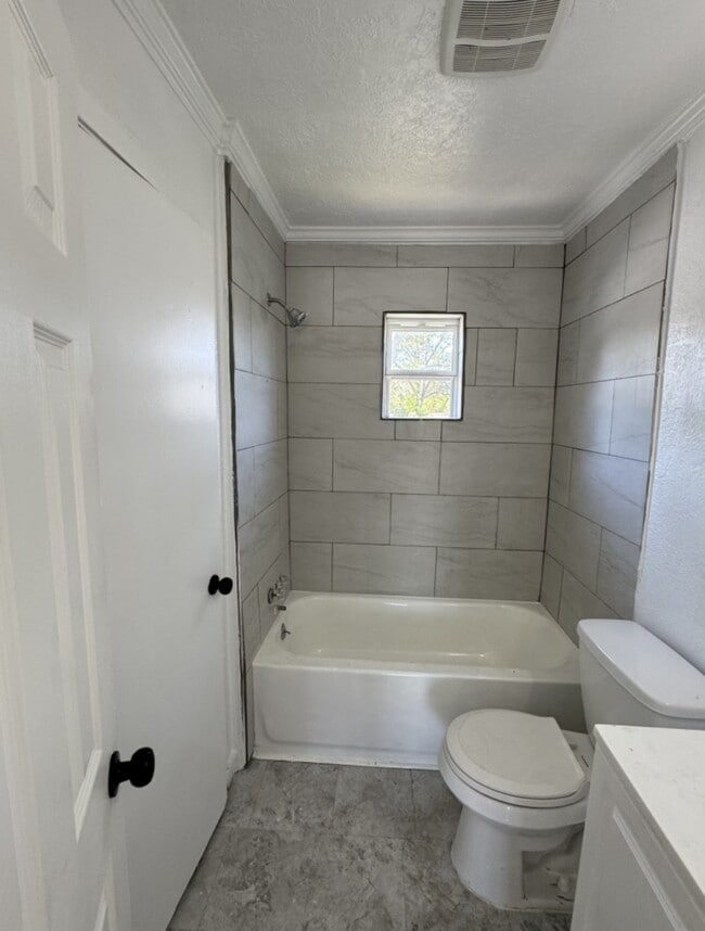 Building Photo - 923 Knight St