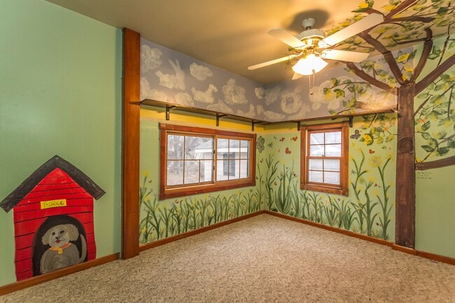 Building Photo - Spacious 3 bedroom with fenced in yard!